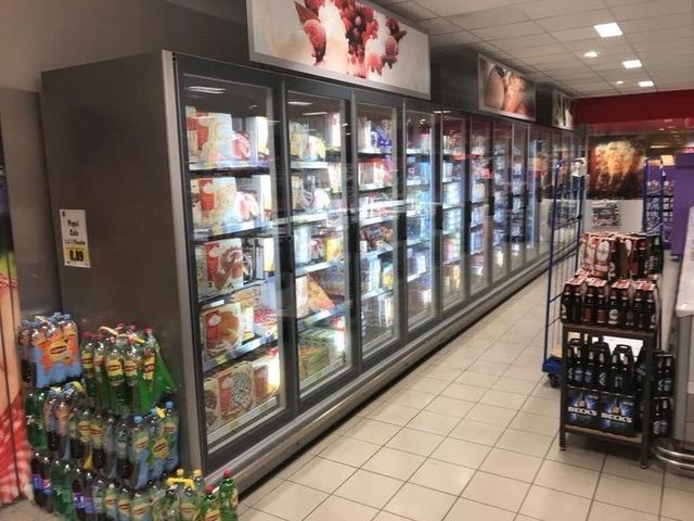 Kühlregal im Supermarkt