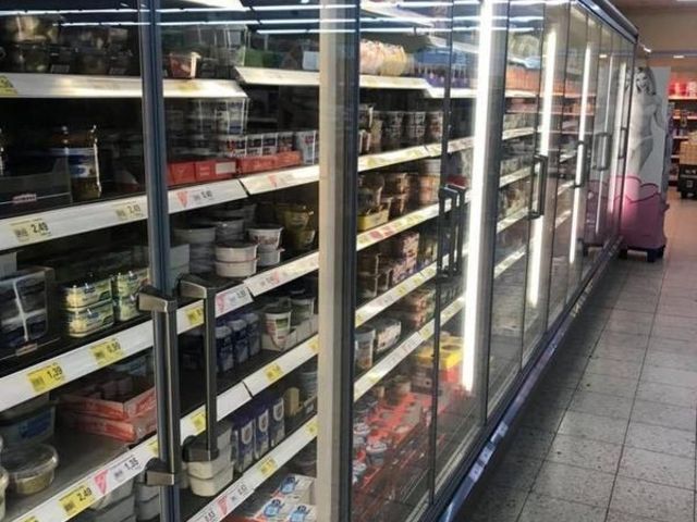 Kühlregal im Supermarkt