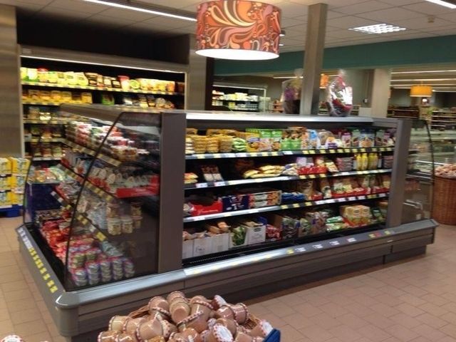 Kühlregal im Supermarkt