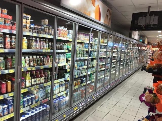 Kühlregal im Supermarkt