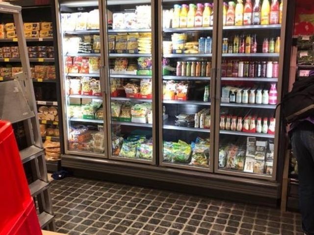 Kühlregal im Supermarkt